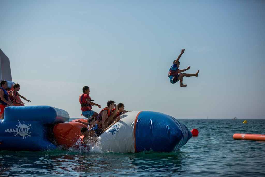 Parque Acuático Hinchable en el Mar - Cambrils 