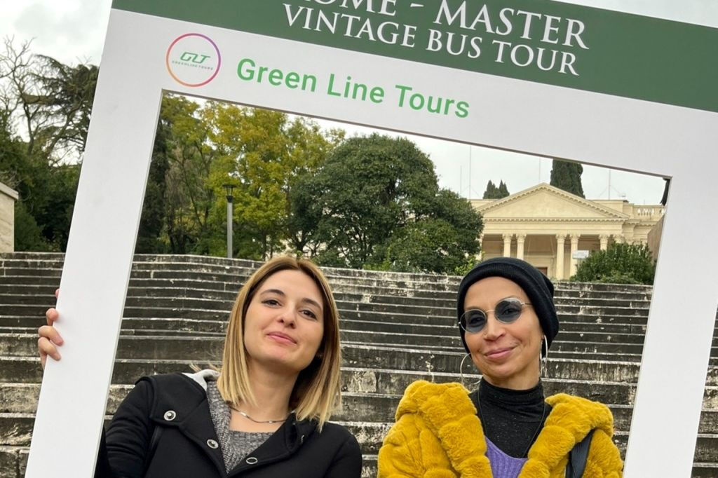 Roma: Visita guiada por áudio a um ônibus aberto antigo + comida de rua