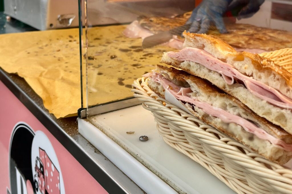 Roma: Visita guiada por áudio a um ônibus aberto antigo + comida de rua