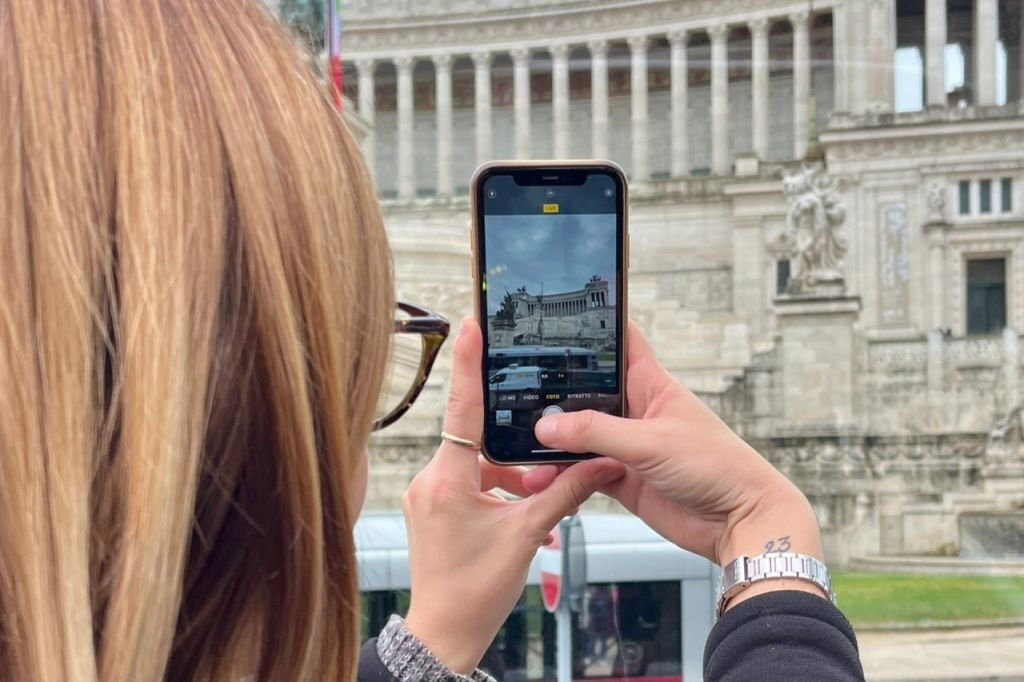 Roma: Visita guiada por áudio a um ônibus aberto antigo + comida de rua