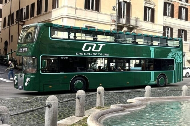 Roma: Visita guiada por áudio a um ônibus aberto antigo + comida de rua