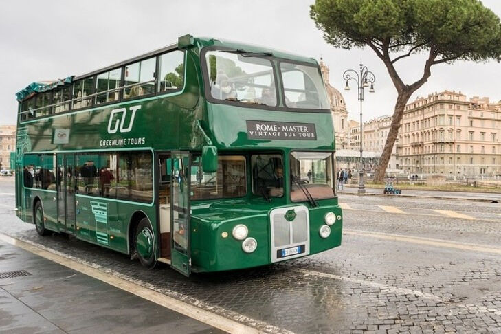 Roma: Visita guiada por áudio a um ônibus aberto antigo + comida de rua