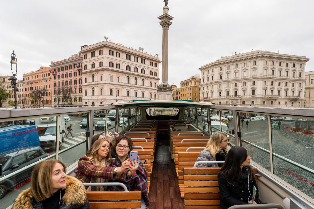 Roma: Visita guiada por áudio a um ônibus aberto antigo + comida de rua