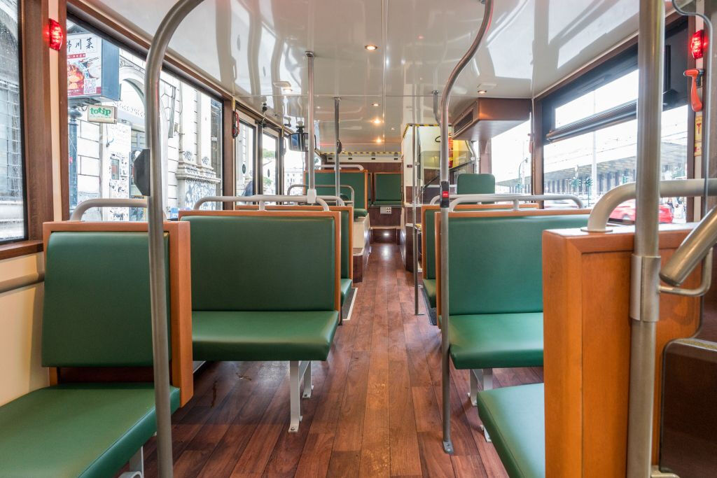 Roma: Visita guiada por áudio a um ônibus aberto antigo + comida de rua