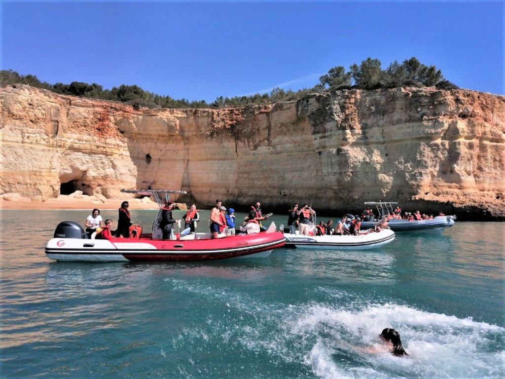 Benagil e costa: passeio de barco pelo circuito completo desde Portimão