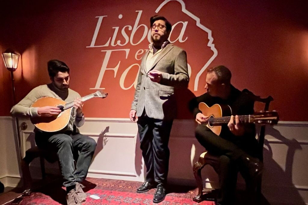 Fado en Lisboa: íntimo espectáculo nocturno de música de fado en directo con vino de Oporto