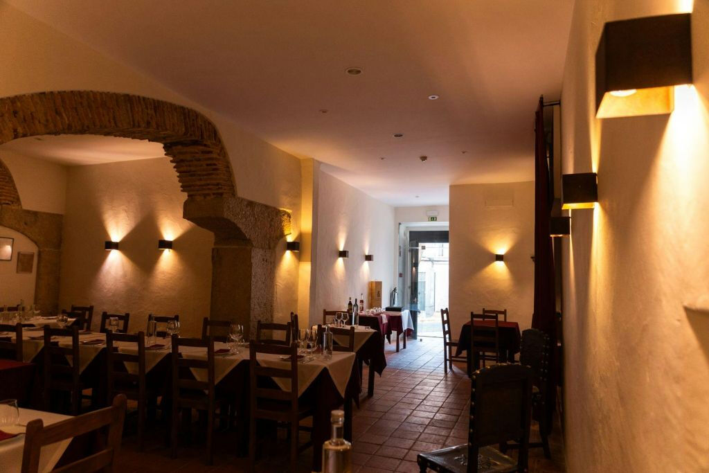 Canto do Poeta: Traditional Fado Show with Dinner