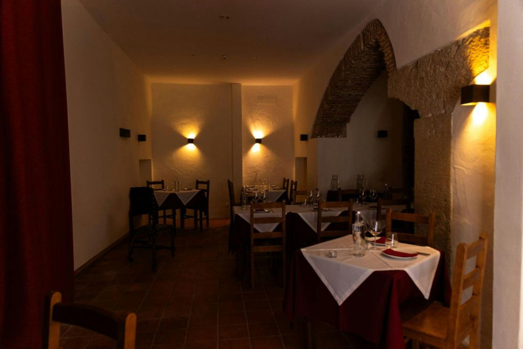 Canto do Poeta: Traditional Fado Show with Dinner