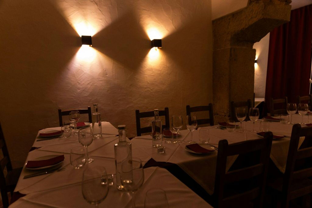 Canto do Poeta: Traditional Fado Show with Dinner