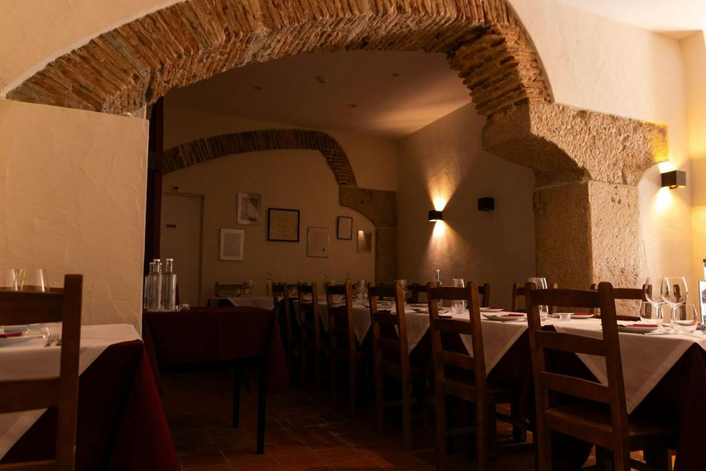 Canto do Poeta: Traditional Fado Show with Dinner