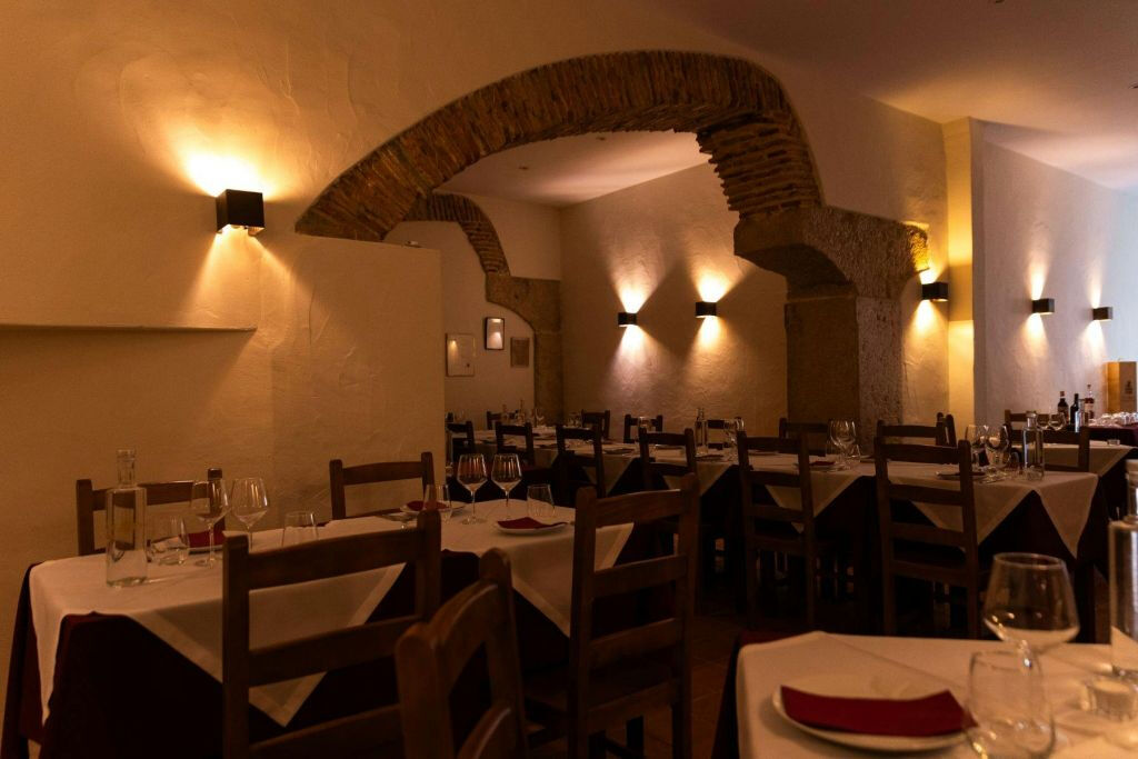 Canto do Poeta: Traditional Fado Show with Dinner