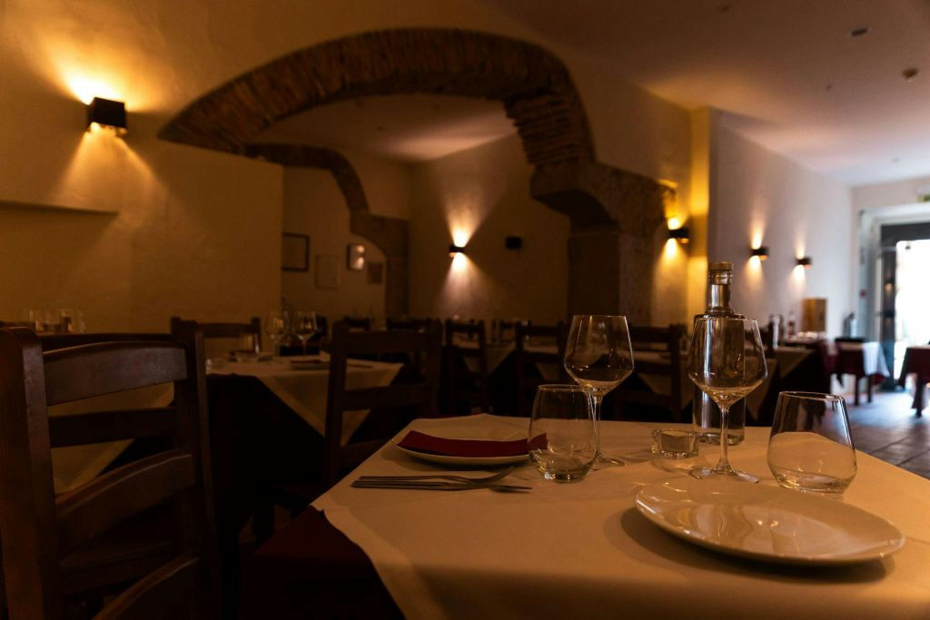 Canto do Poeta: Traditional Fado Show with Dinner
