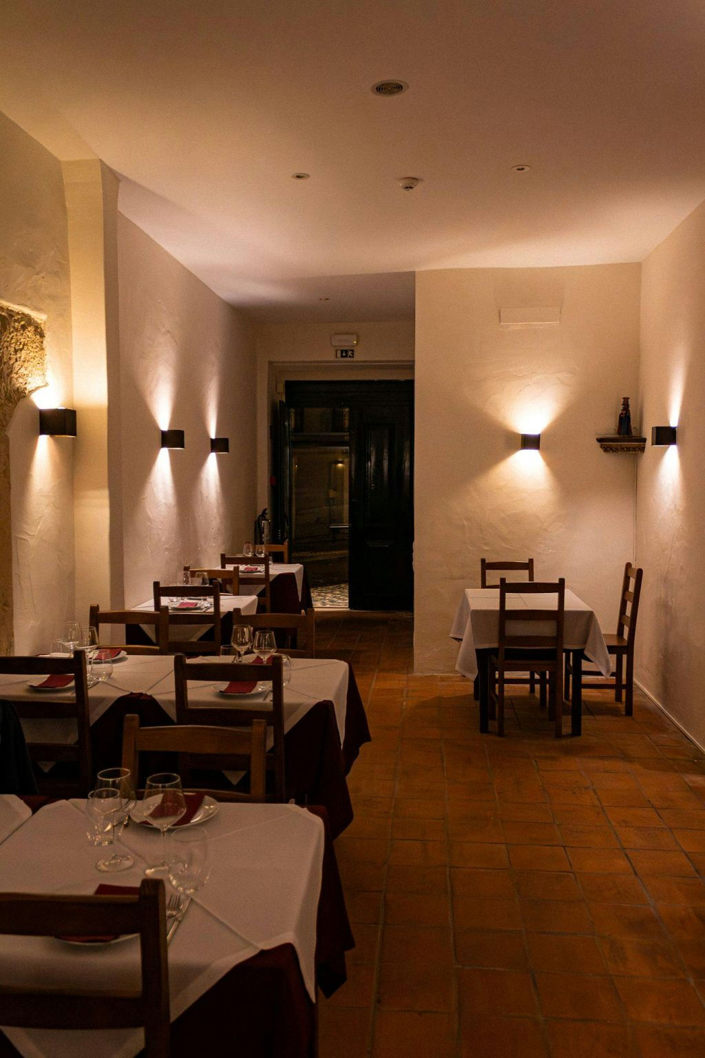 Canto do Poeta: Traditional Fado Show with Dinner