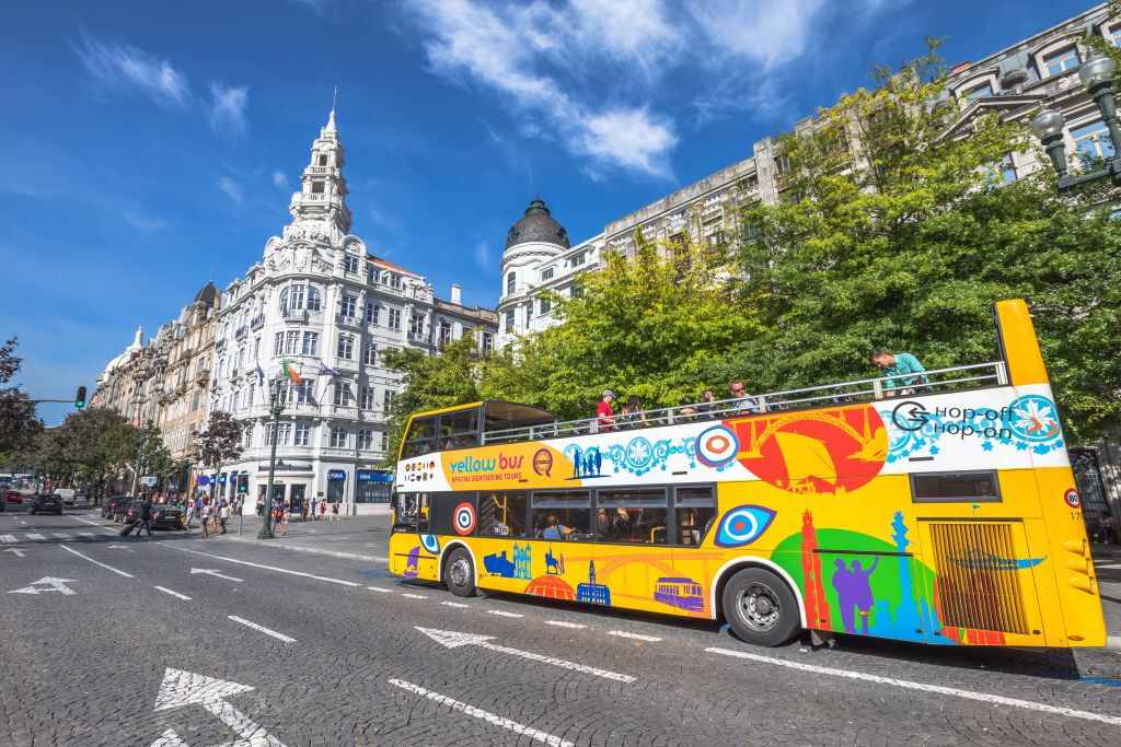Oporto: Tour en bus turístico Yellow Bus, crucero por el río y visita a bodega