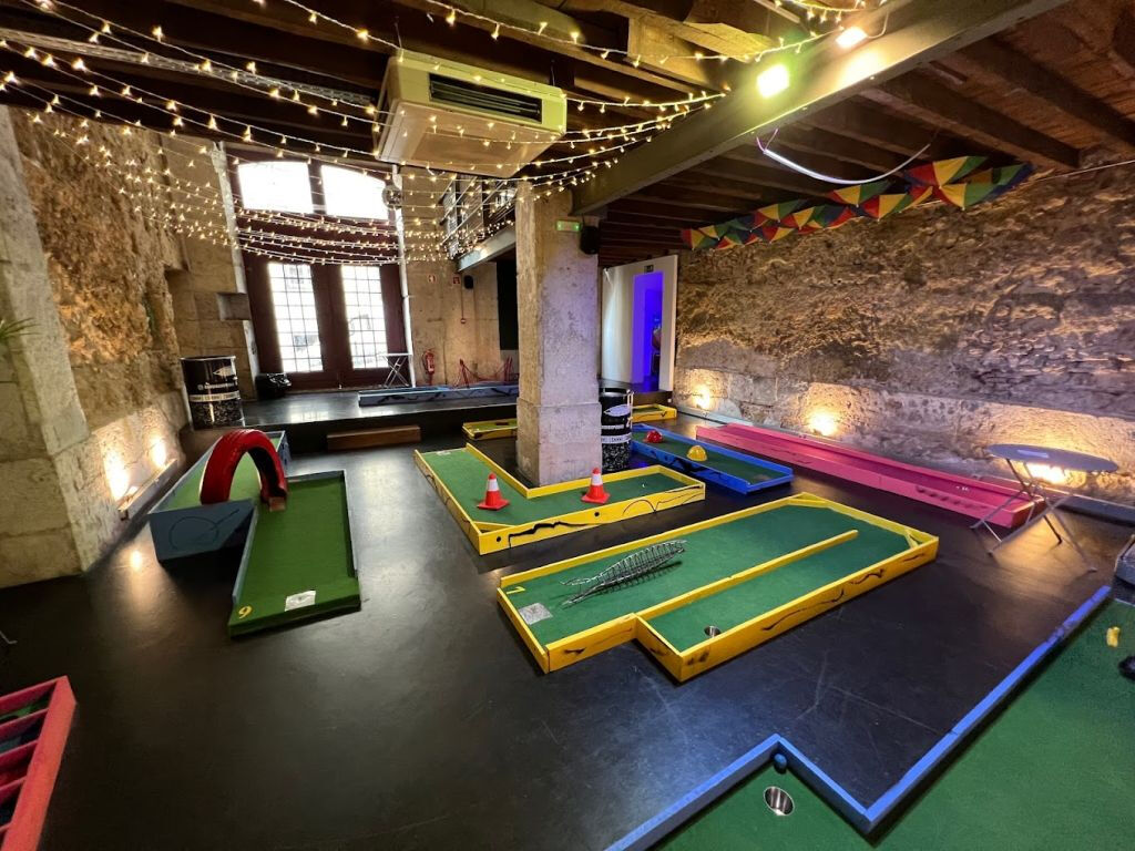 Minigolf Lisbonne : parcours de minigolf 18 trous + accès à l'espace bar