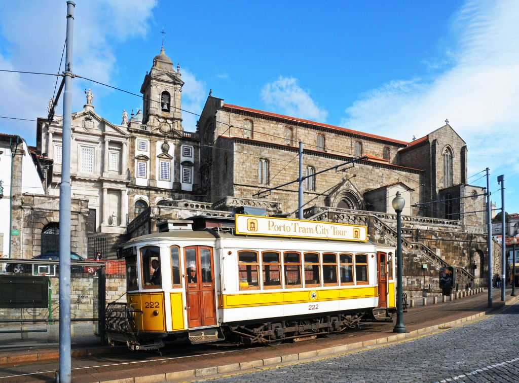 Porto: Yellow Bus Tour Hop-on Hop-off + Tour della città in tram