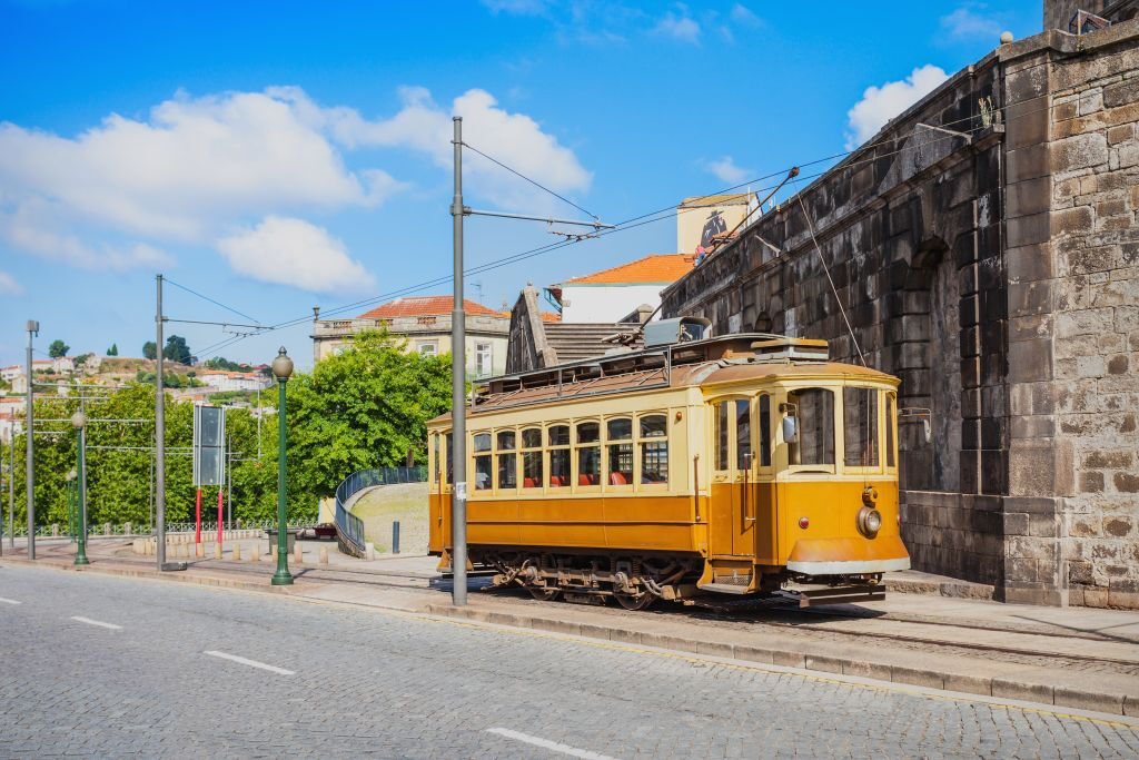 Porto : Yellow Bus Visite guidée Hop-on Hop-off + visite de la ville en tramway