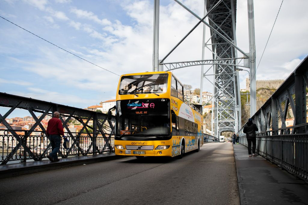Porto: Yellow Bus Tour Hop-on Hop-off + Tour della città in tram