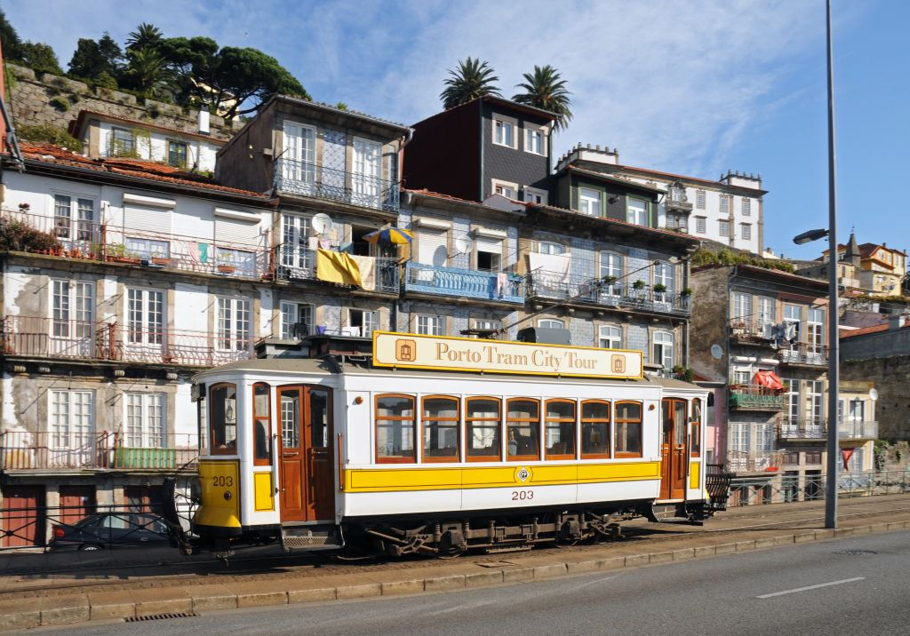 Porto : Yellow Bus Visite guidée Hop-on Hop-off + visite de la ville en tramway