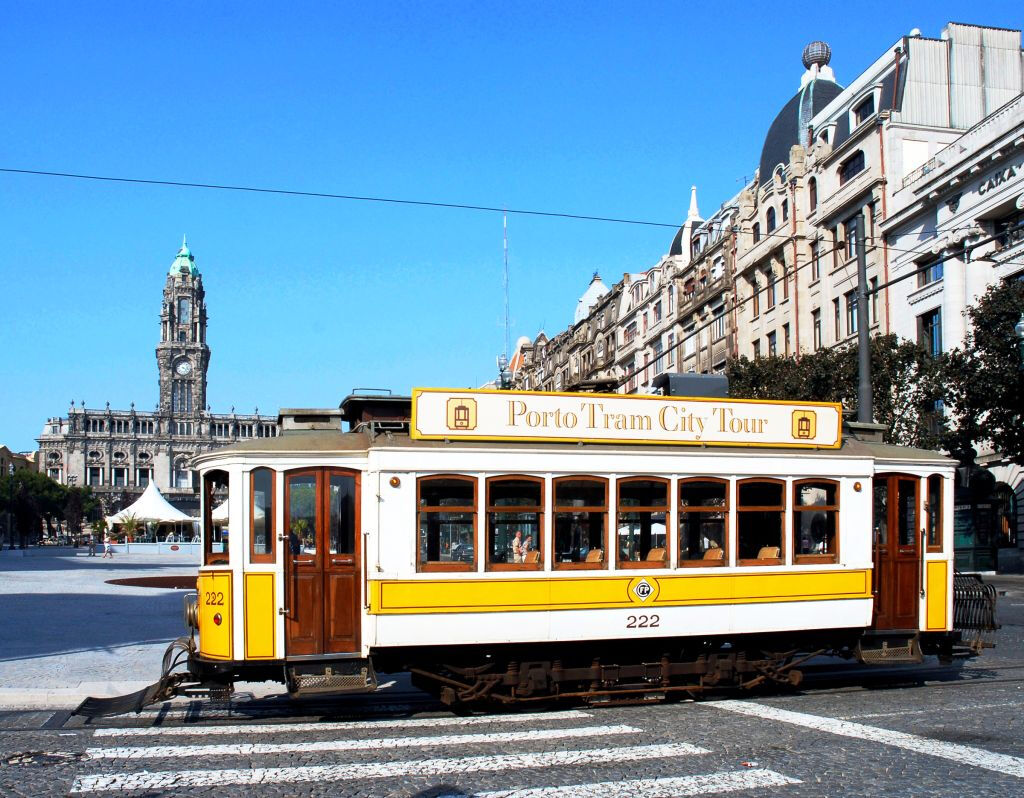 Porto: Yellow Bus Tour Hop-on Hop-off + Tour della città in tram