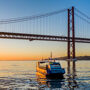 Lisbona: tour in barca di un'ora e mezza al tramonto in compagnia di Lisboat
