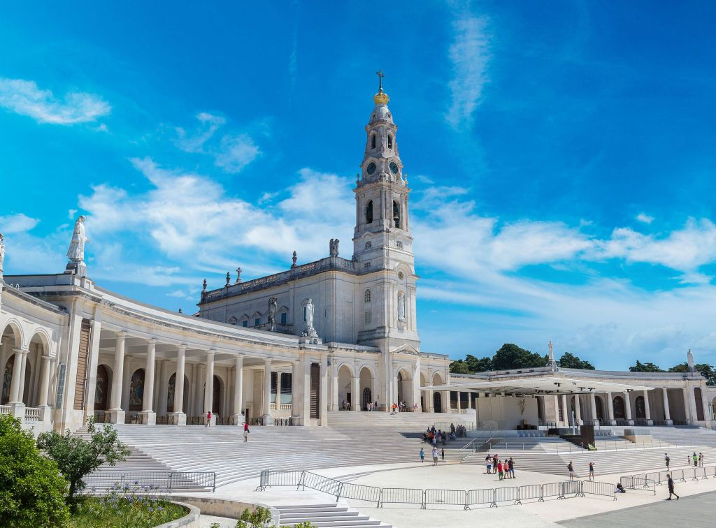 Fátima Sanctuary: Audio Guide & Transport from Lisbon