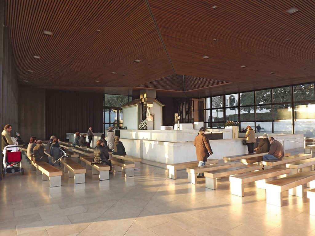Fátima Sanctuary: Audio Guide & Transport from Lisbon