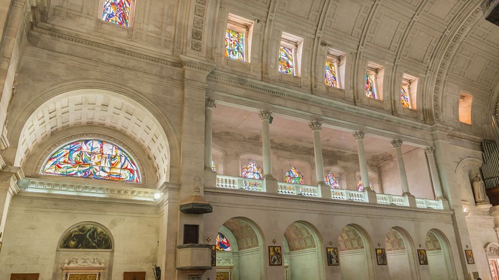 Fátima Sanctuary: Audio Guide & Transport from Lisbon