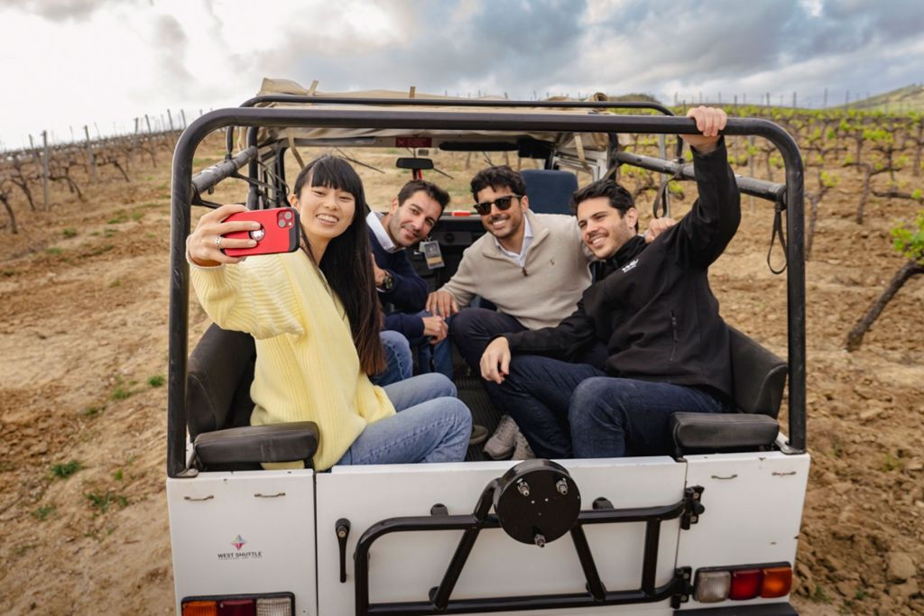 Lisbon: Guided Wine Tour & Tasting + 4WD Jeep Vineyards Experience