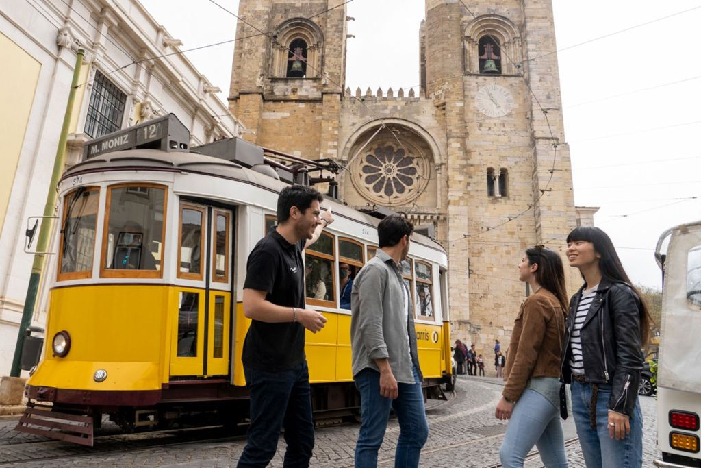 Lisbona: Passeggiata nel centro storico, volo in elicottero e gita in barca