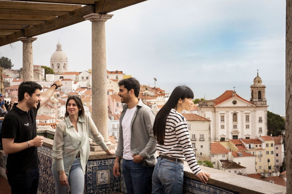 Lisbonne : Promenade dans la vieille ville, vol en hélicoptère et excursion en bateau