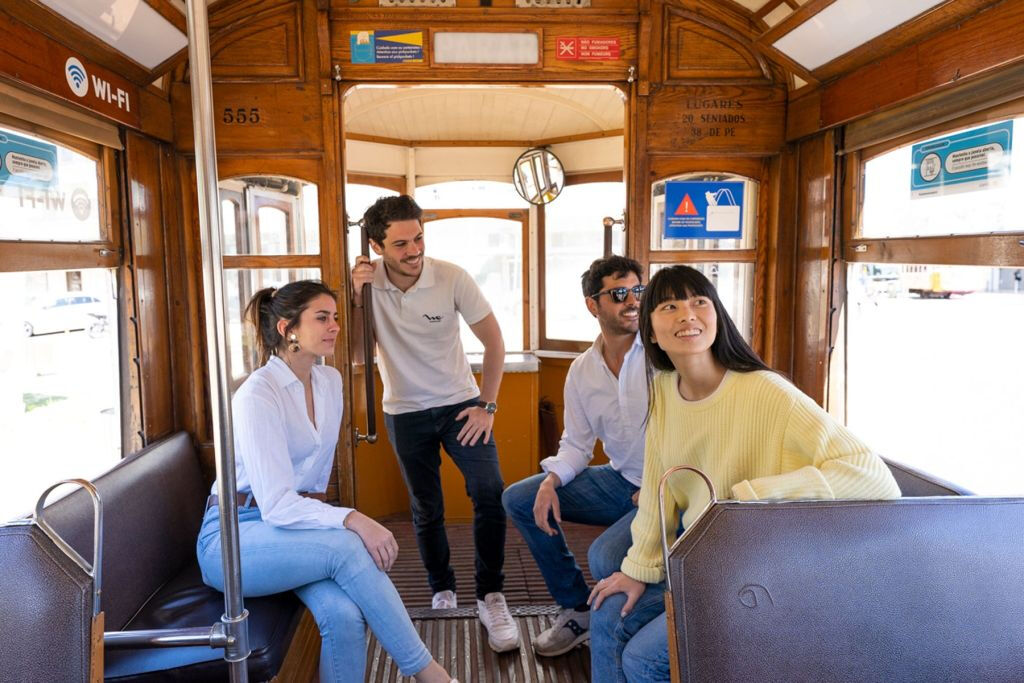 Lisbonne : Promenade dans la vieille ville, vol en hélicoptère et excursion en bateau