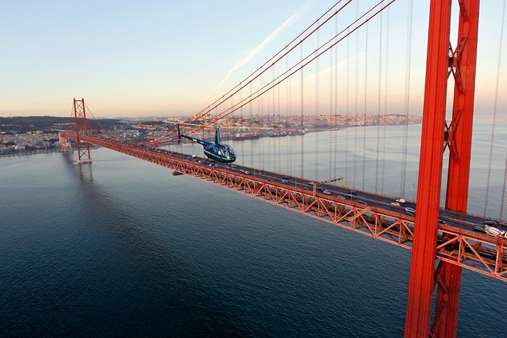 Lisboa: Caminhada pela Cidade Velha, Voo de Helicóptero e Passeio de Barco