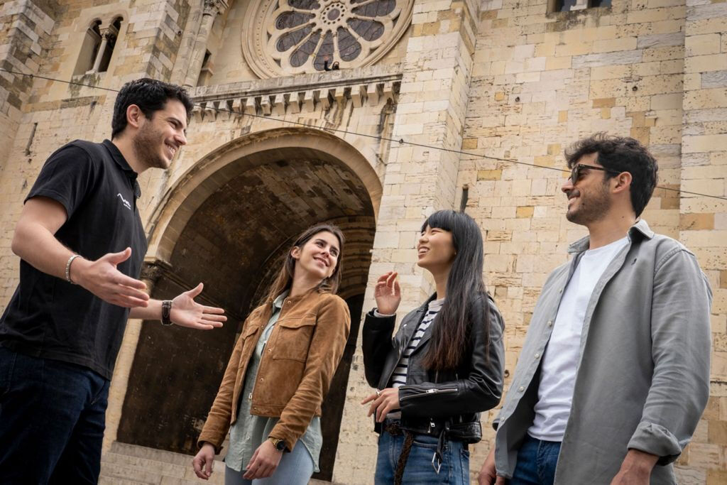 Lisbona: Passeggiata nel centro storico, volo in elicottero e gita in barca