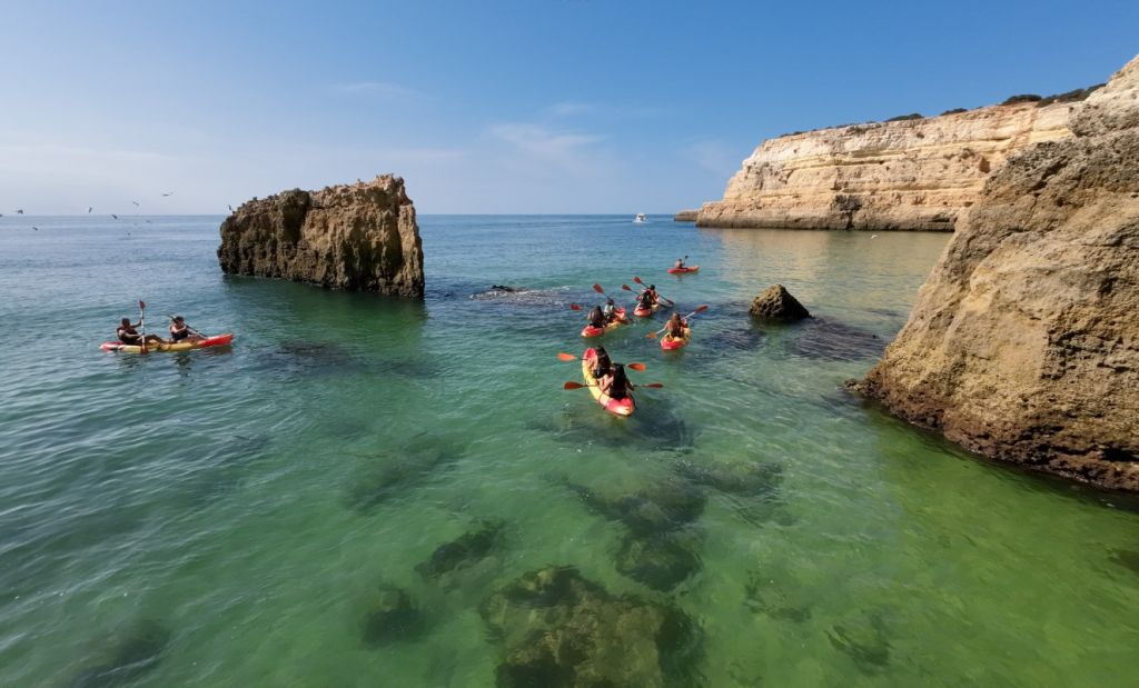 Excursión en Kayak por Cuevas y Playas Salvajes desde Armação de Pera