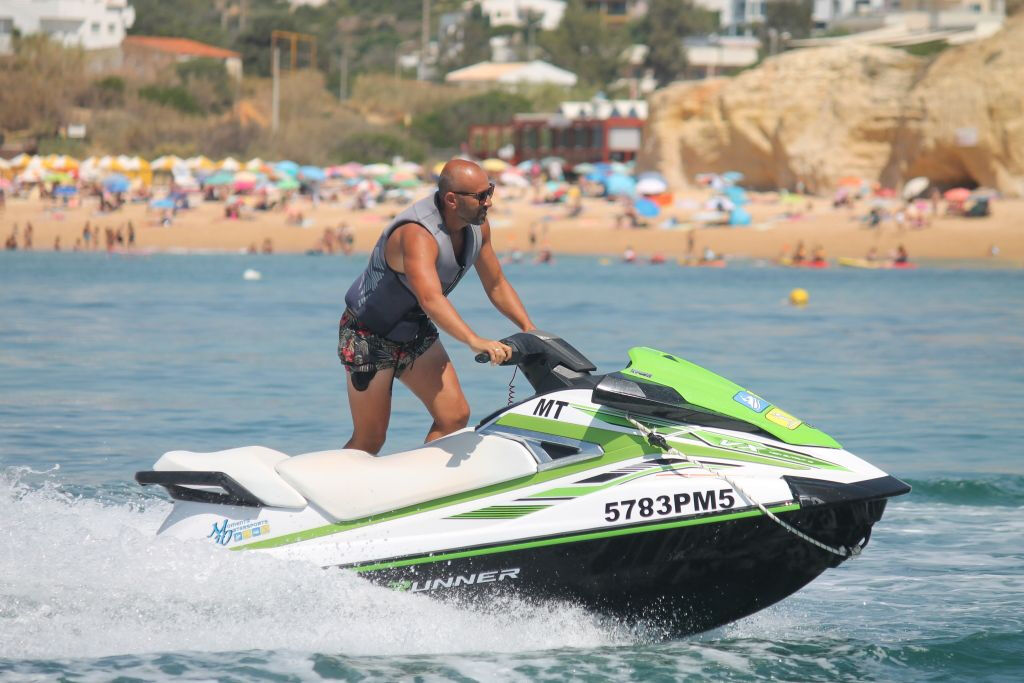 Promenade en jet ski à Armação de Pêra