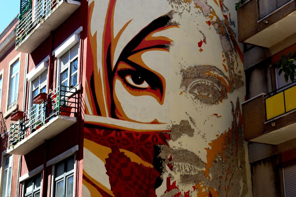 Tour a piedi dell'arte di strada a Lisbona