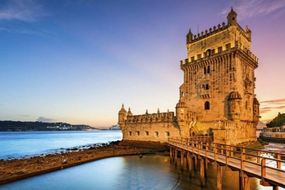 Lisbona: Tour serale della città, cena e spettacolo di fado con trasporto