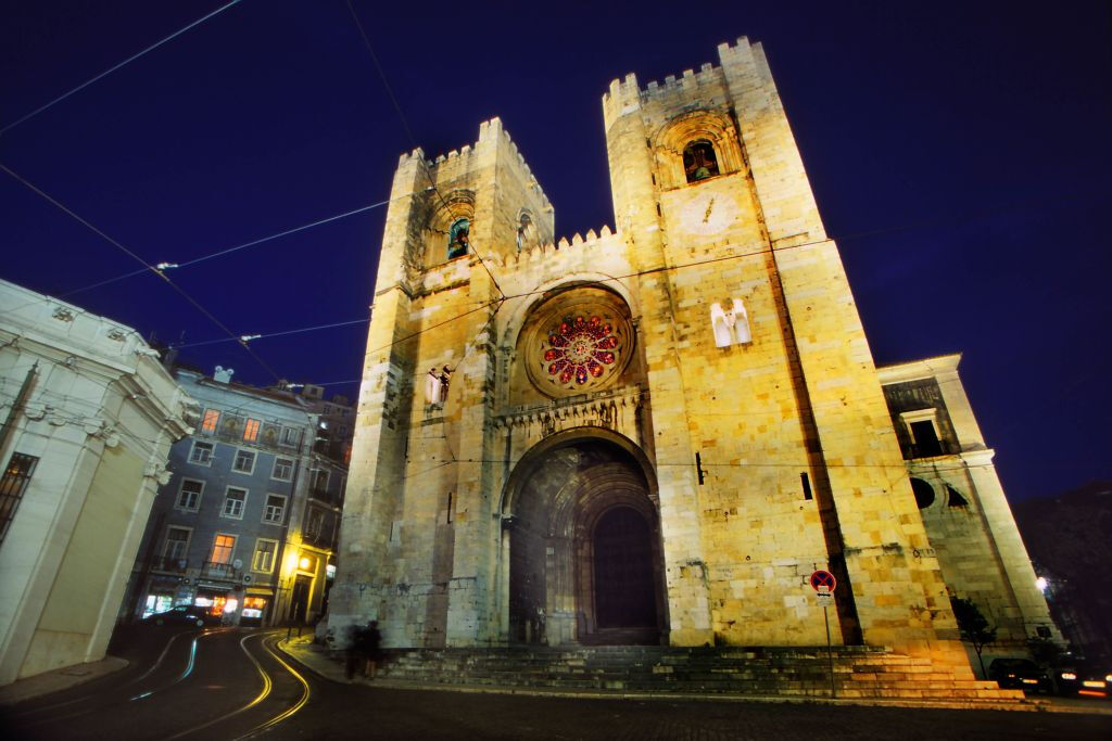 Lisbona: Tour serale della città, cena e spettacolo di fado con trasporto