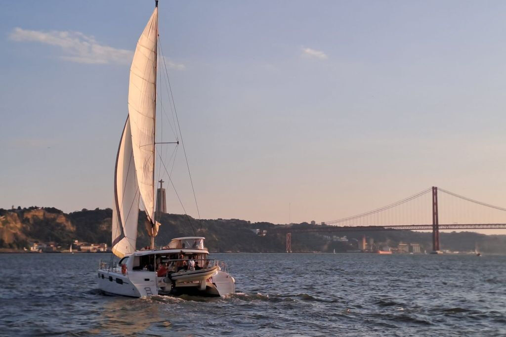 Lisboa: Passeio de Catamarã ao Pôr-do-Sol