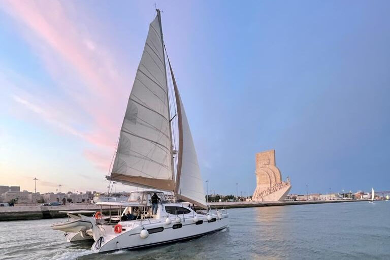 Lisbona: Tour in catamarano al tramonto