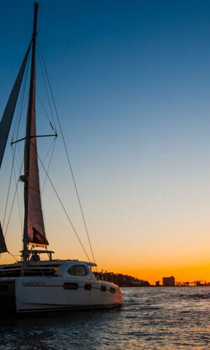 Lisbona: Tour in catamarano al tramonto