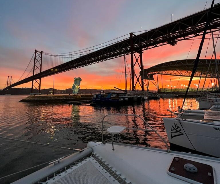 Lisboa: Passeio de Catamarã ao Pôr-do-Sol