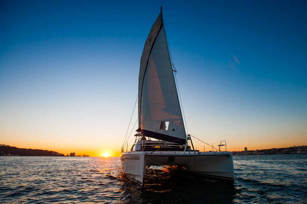 Lisboa: Passeio de Catamarã ao Pôr-do-Sol