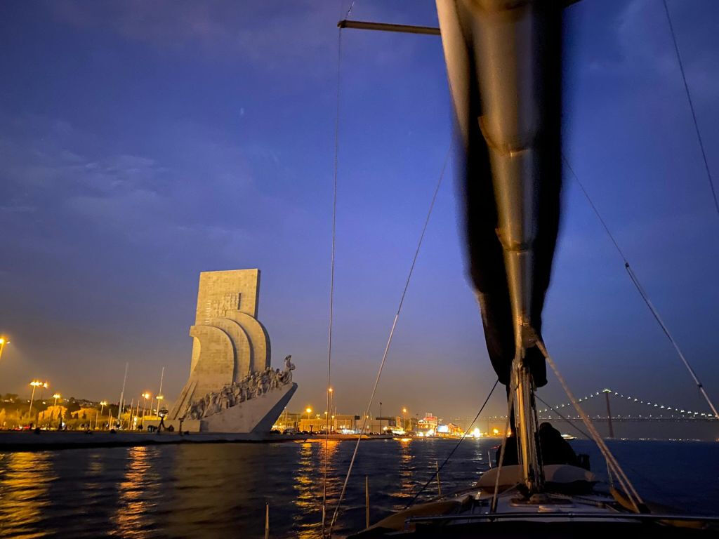 Lisboa: Excursión nocturna en velero de 2 horas desde Belém