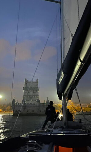 Lisboa: Passeio noturno de 2 horas em barco a vela saindo de Belém