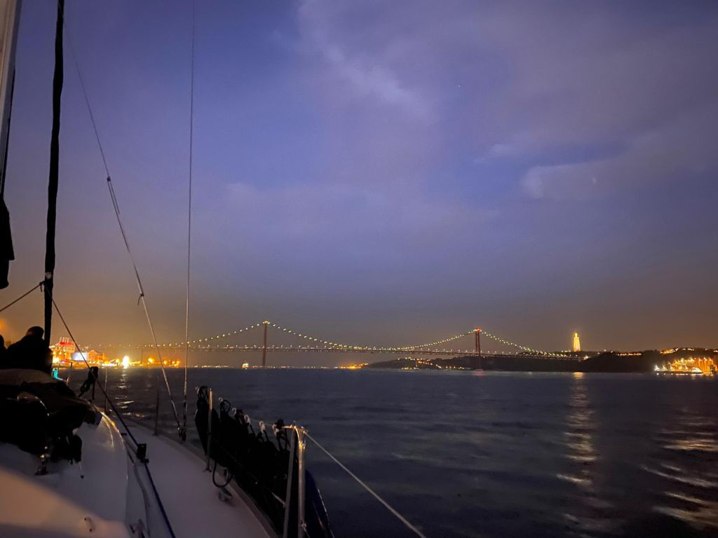 Lisboa: Excursión nocturna en velero de 2 horas desde Belém