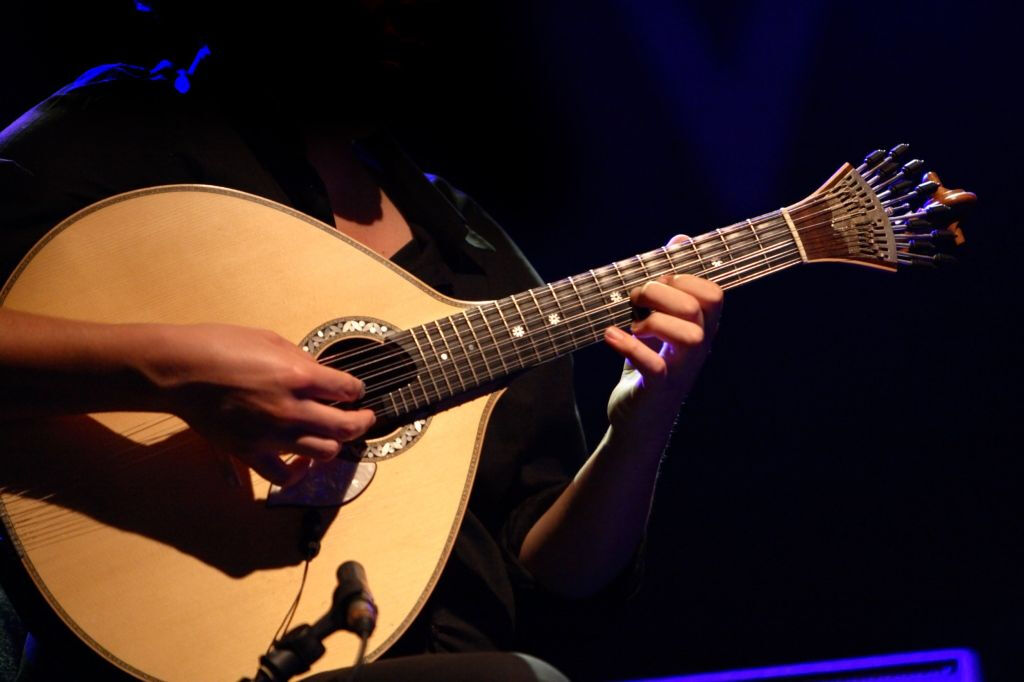 Oporto: Visita Nocturna Guiada con Espectáculo de Fado, Cena y Transporte