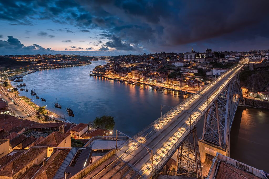 Oporto: Visita Nocturna Guiada con Espectáculo de Fado, Cena y Transporte
