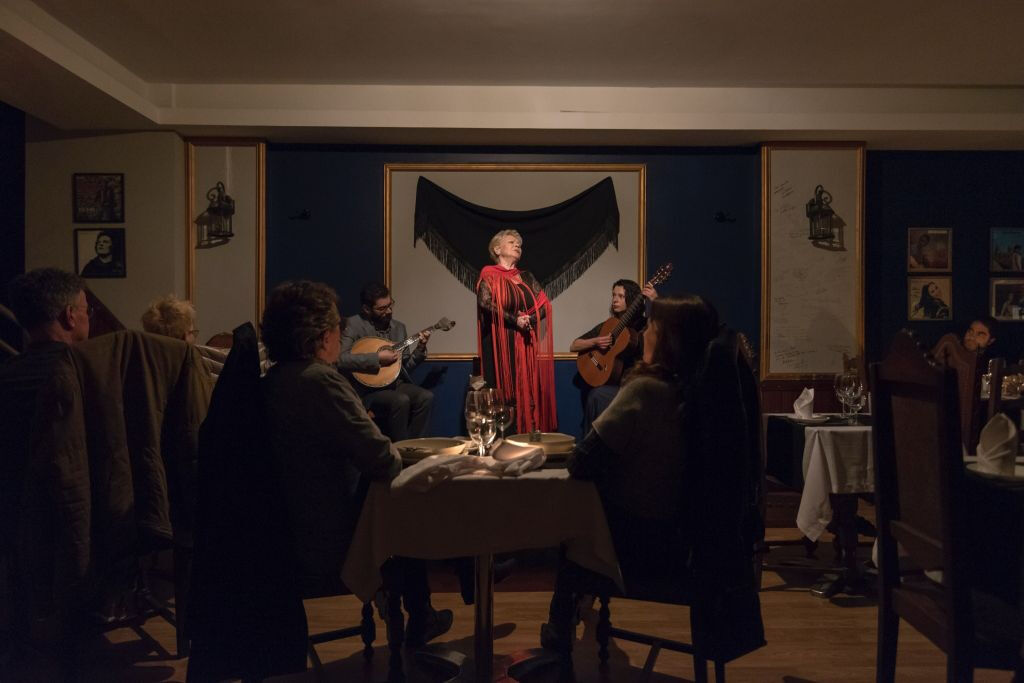 Oporto: Visita Nocturna Guiada con Espectáculo de Fado, Cena y Transporte